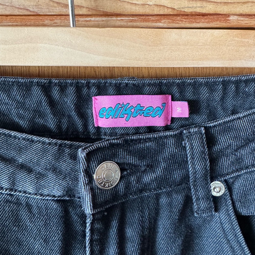 Edikted Vyxen Vintage Washed Low Rise Jeans in Black Washed - Picture 6 of 6